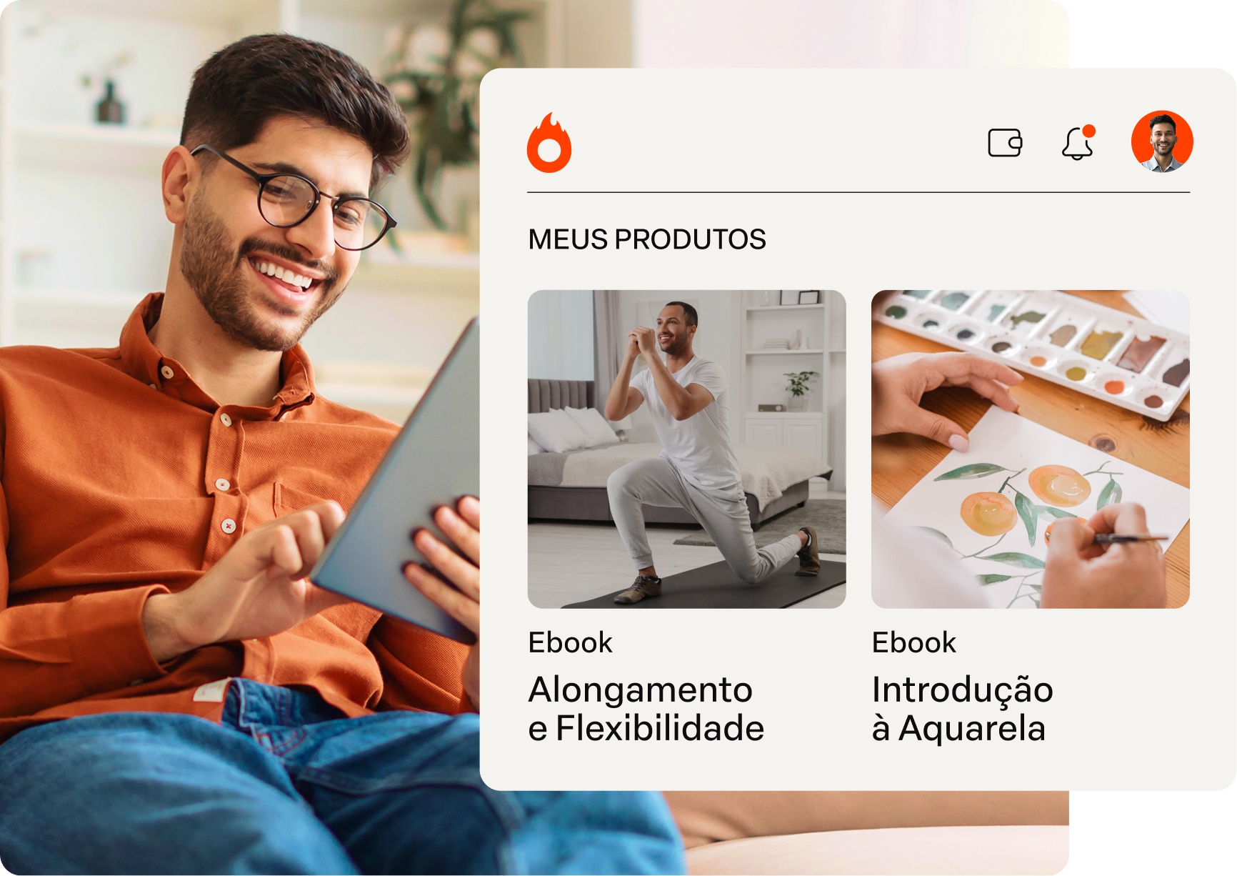Homem sorrindo em um sofá usando um tablet ao lado de uma tela que exibe cartões de produtos ilustrados em português.