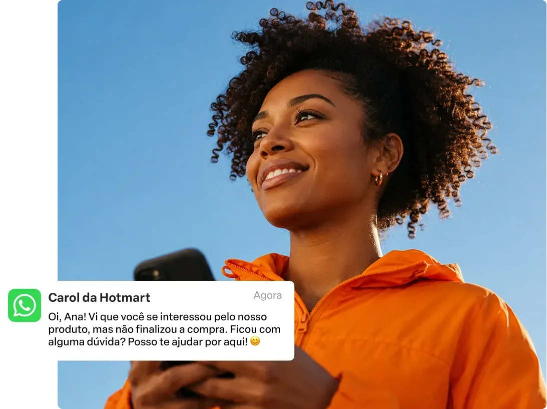 Mulher com suéter laranja usando um smartphone com notificações de aplicativos aparecendo na tela.