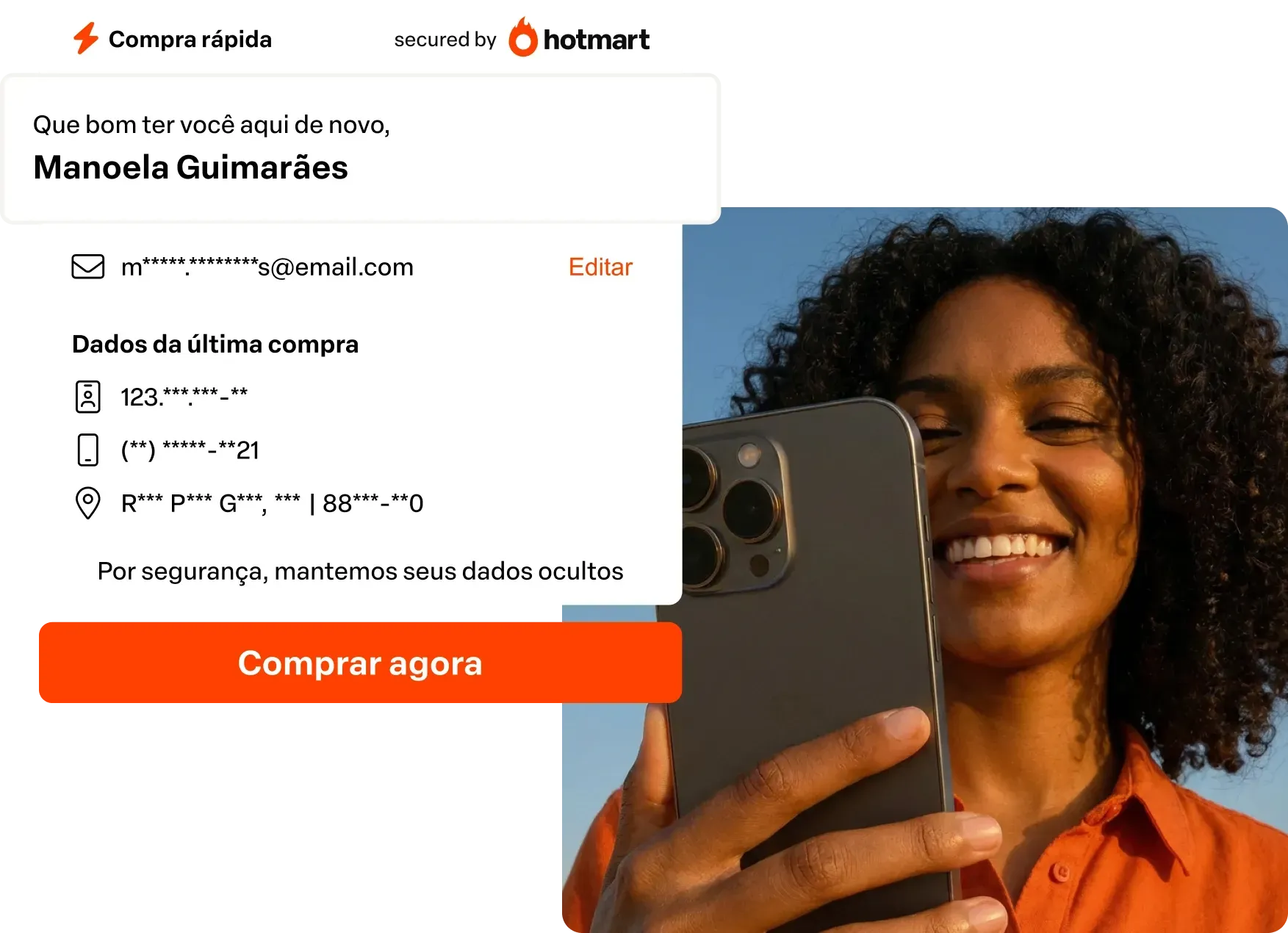 Uma mulher está sentada em um sofá usando um celular.