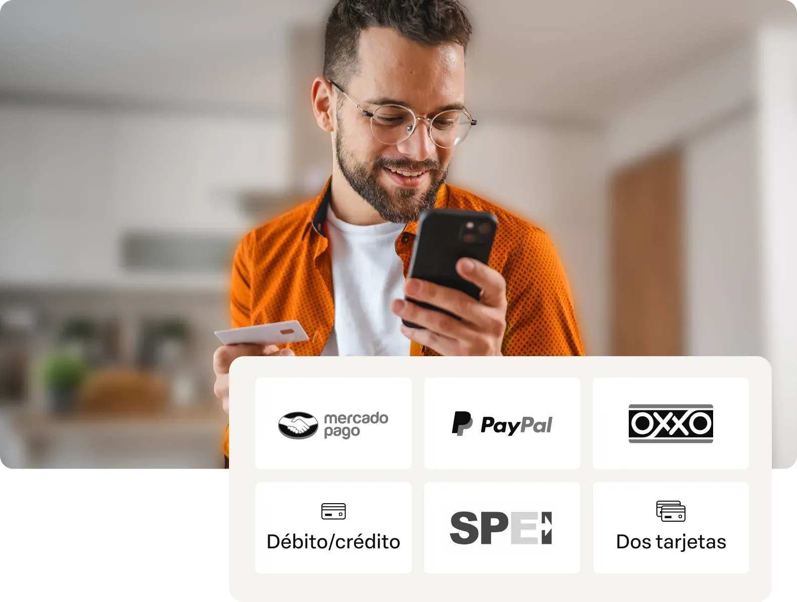 Homem de jaqueta laranja usando o celular, com uma grade de logotipos de métodos de pagamento na frente.