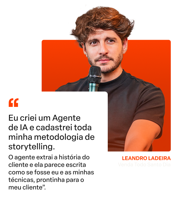 Homem segurando um microfone ao lado de uma citação em português em um cartão laranja e branco.