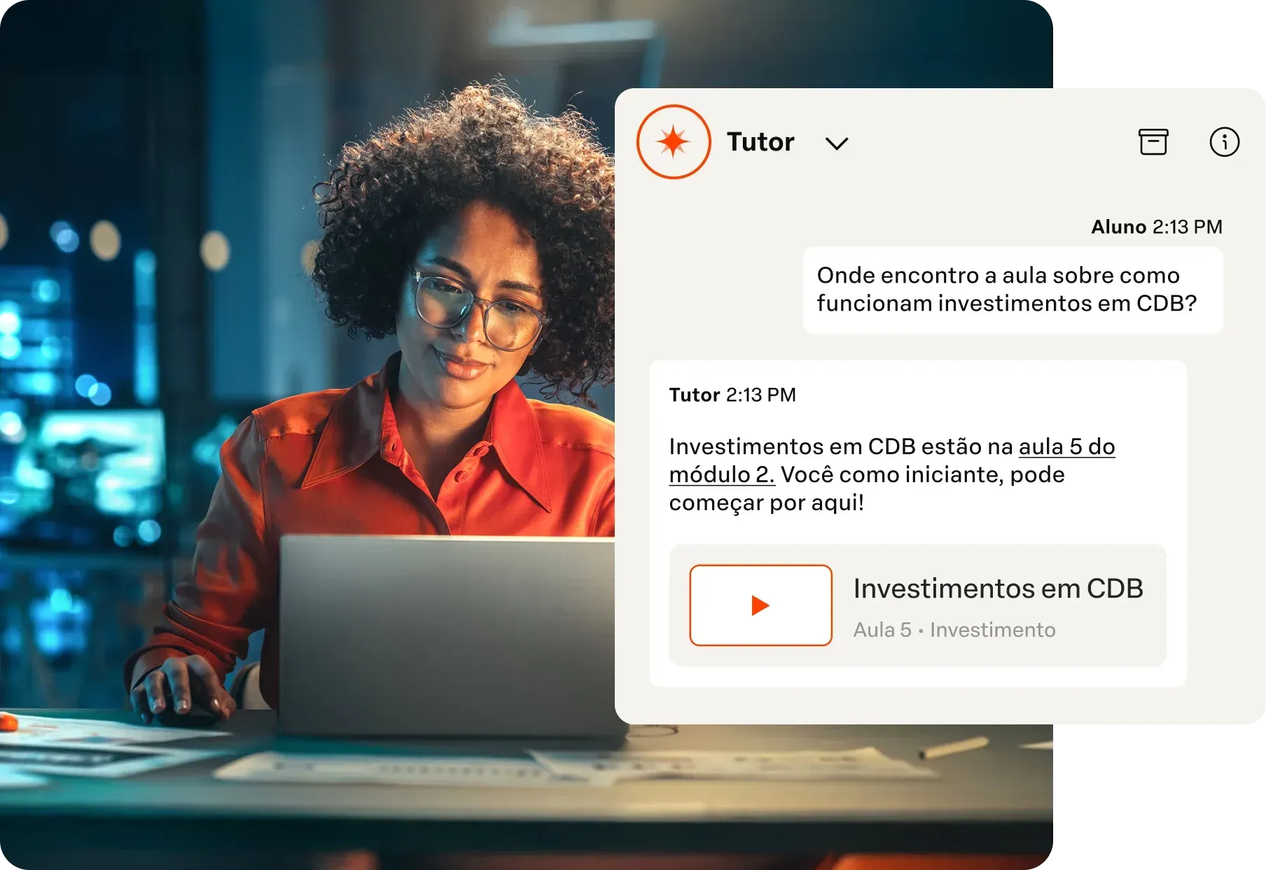 Um homem está sentado em uma mesa usando um laptop.