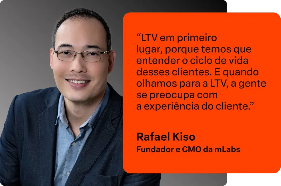 Retrato de um homem barbudo de terno com uma faixa laranja com uma citação em português.