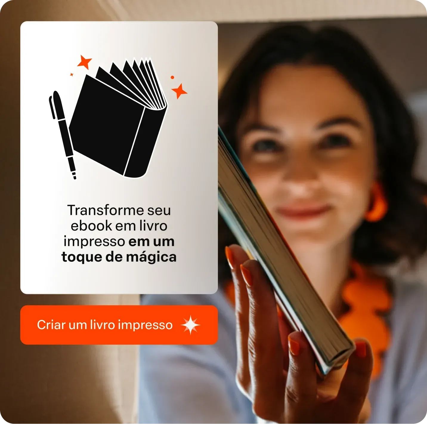 Anúncio com livro preto e botão laranja: “Criar um livro impresso”, com mulher sorrindo ao fundo.