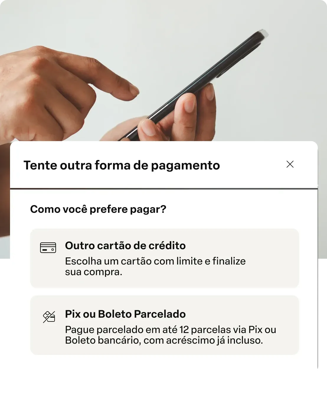 Tela de pagamento em celular com opções de cartão de crédito e Pix/boleto parcelado