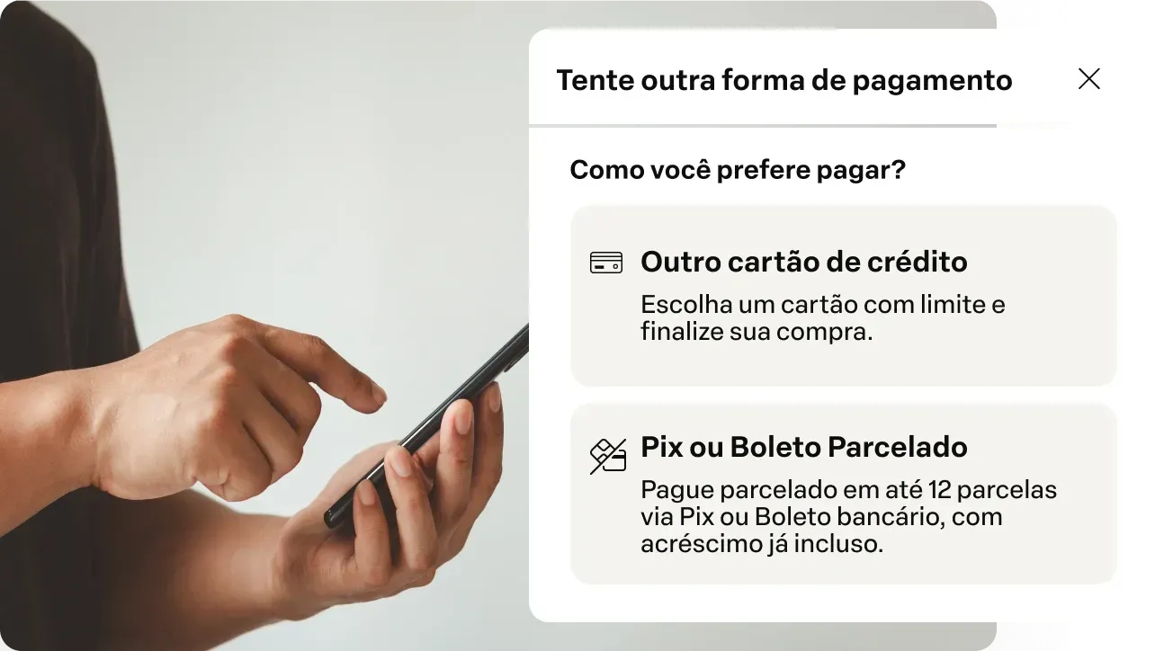 Mão segurando celular com tela de pagamento exibindo opções de cartão de crédito e pix parcelado