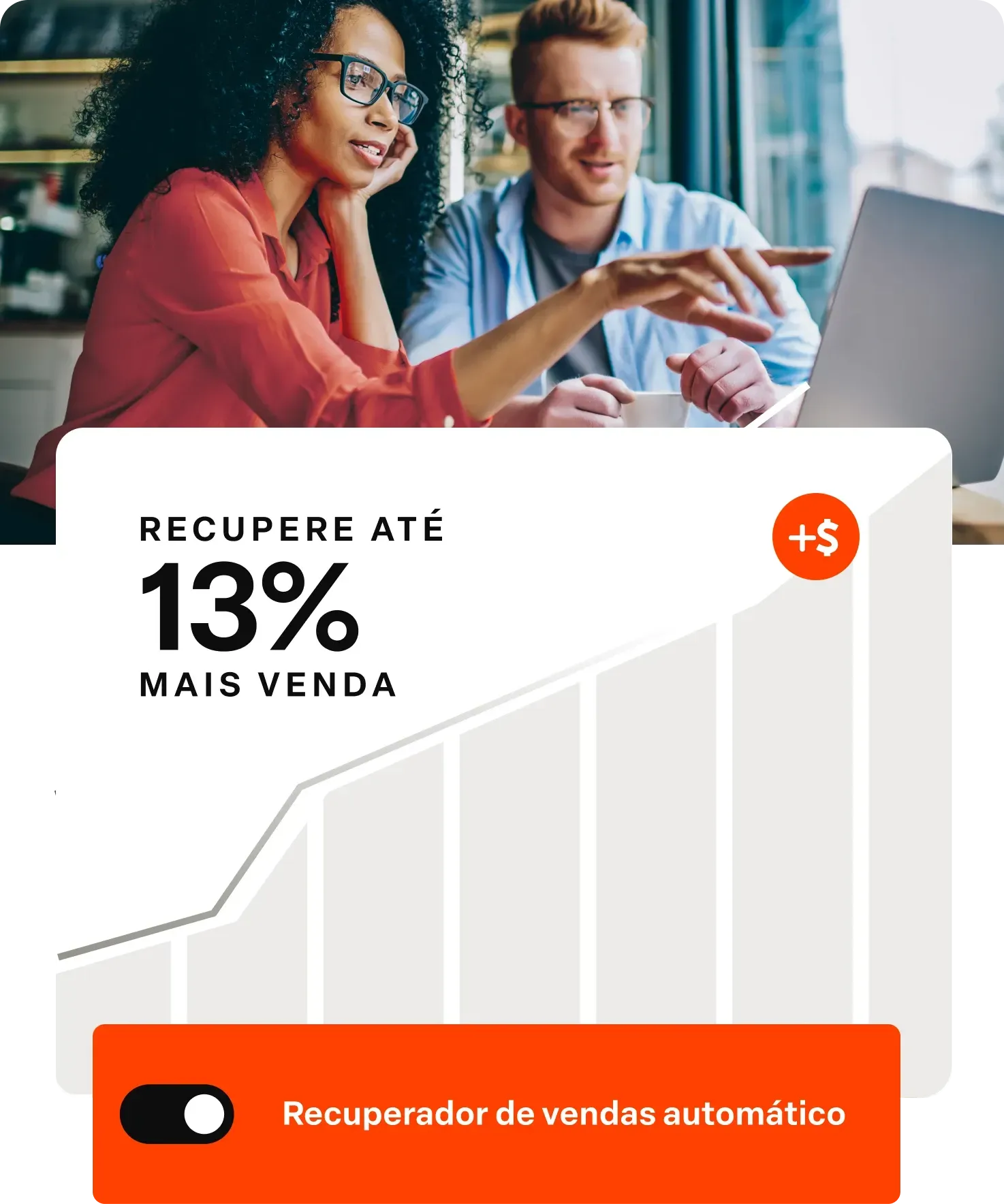Dois colegas analisam laptop com gráfico de vendas e texto “Recupere até 13% mais venda”