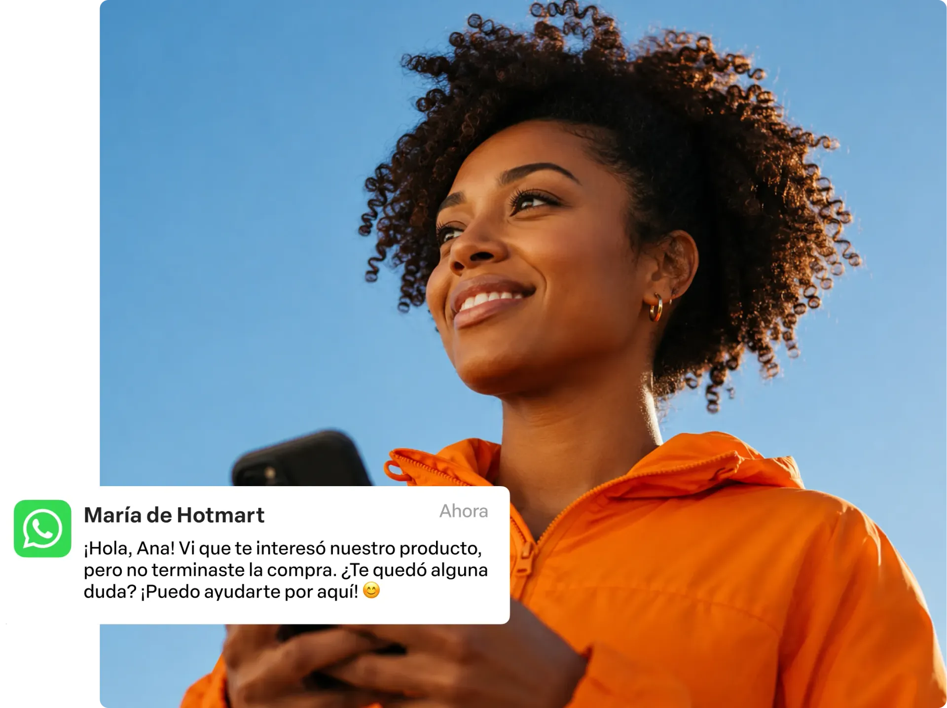 Mulher com suéter laranja usando um smartphone com notificações de aplicativos aparecendo na tela.