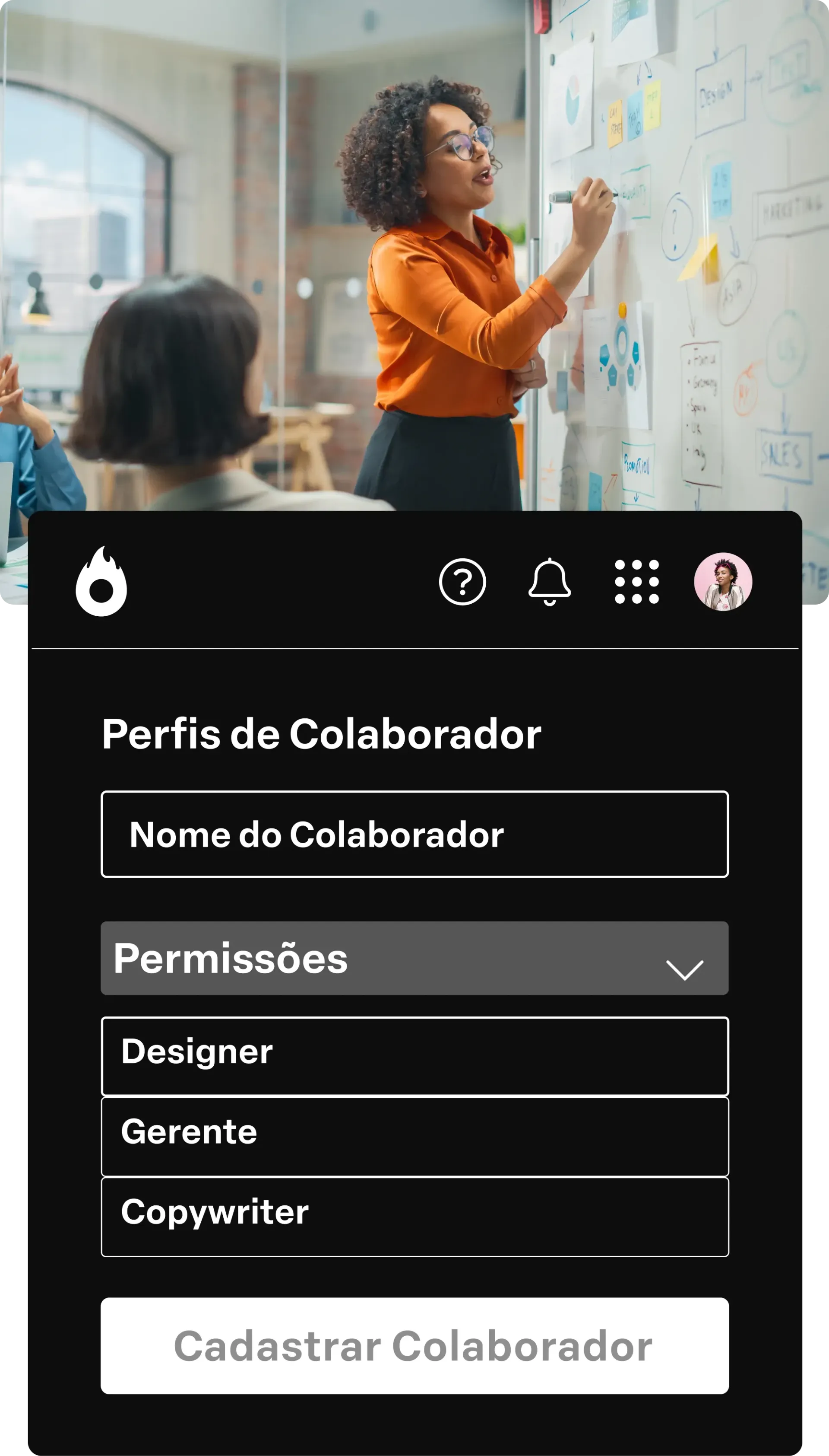 Um grupo de pessoas está batendo palmas e aplaudindo em um escritório.