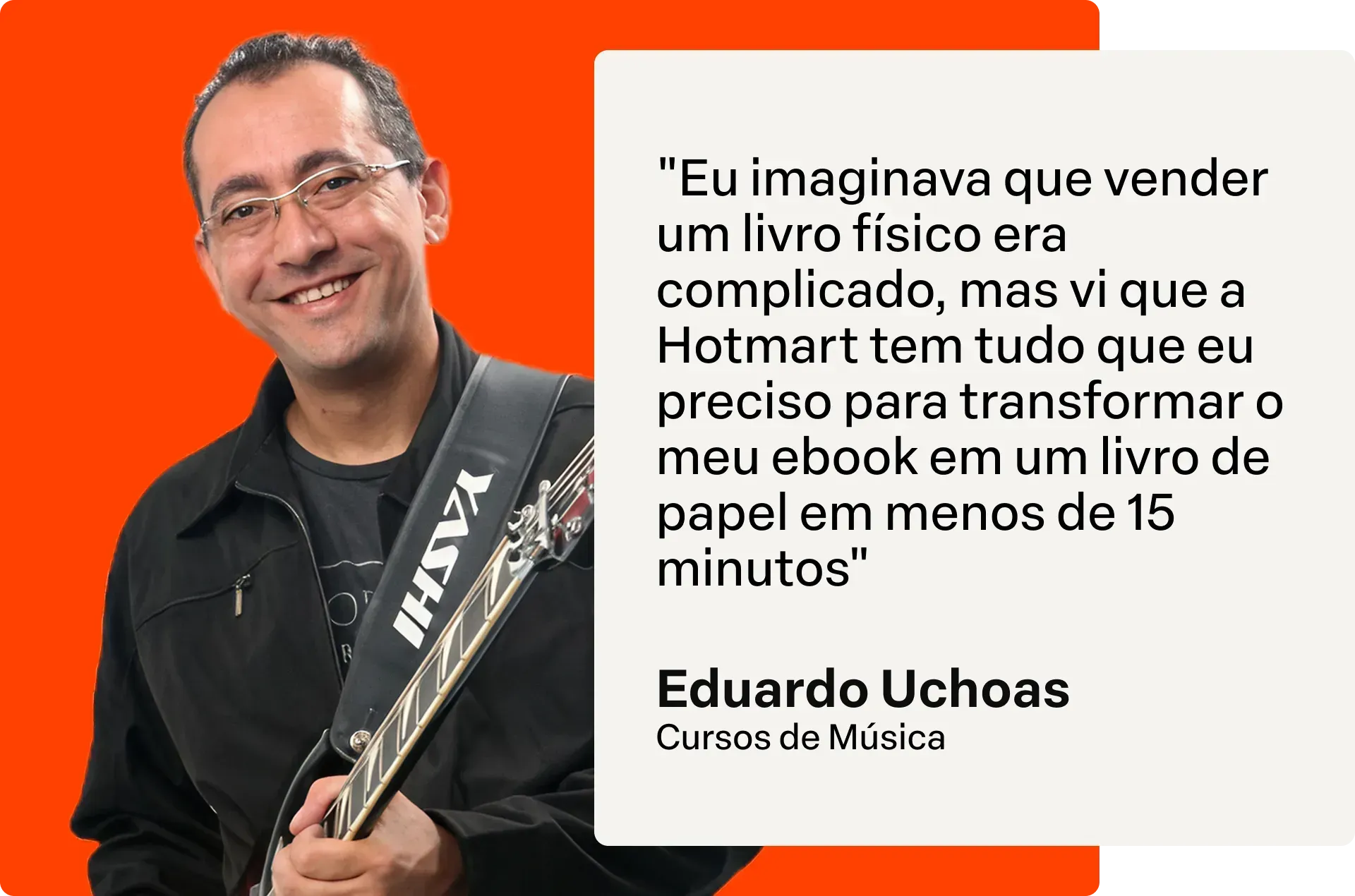 Homem sorrindo com um violão ao lado de uma citação em branco sobre como criar rapidamente um livreto de música em menos de 15 minutos.