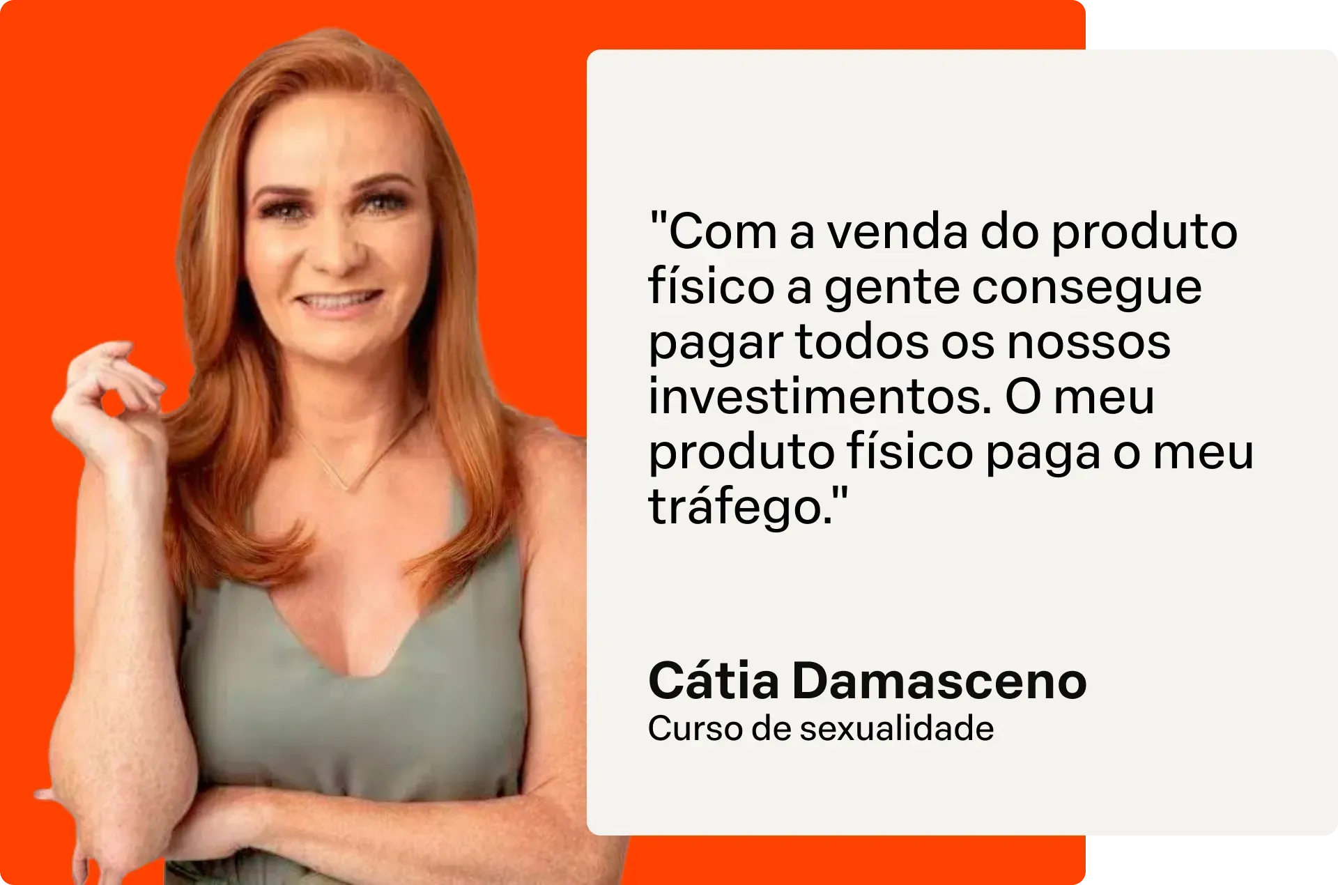 Mulher sorrindo em fundo laranja ao lado de texto sobre vender produto físico para pagar anúncios e tráfego.