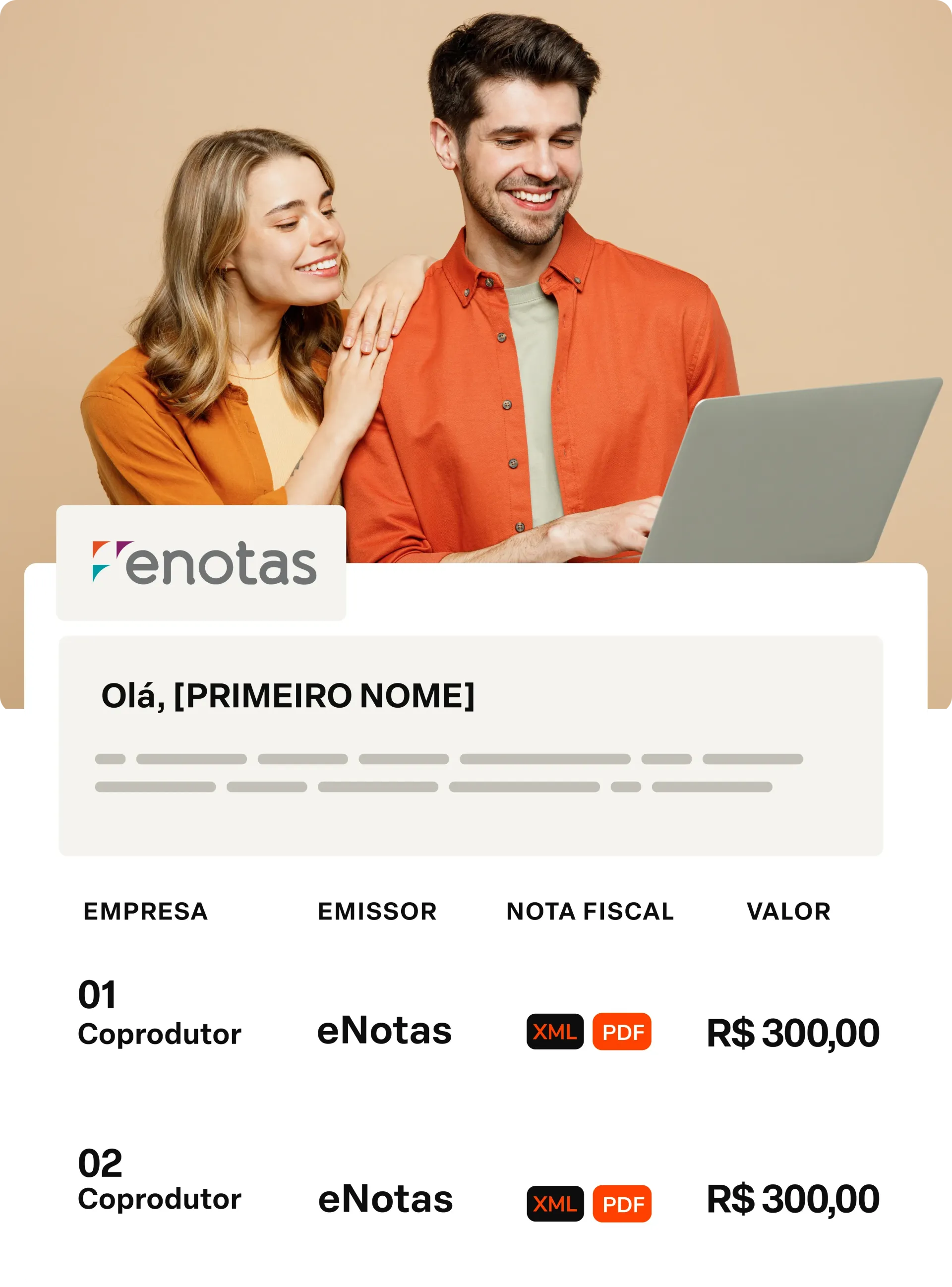 Duas pessoas sorridentes atrás de um laptop eNotas, mostrando a tela de uma fatura com preços e detalhes de pagamento.