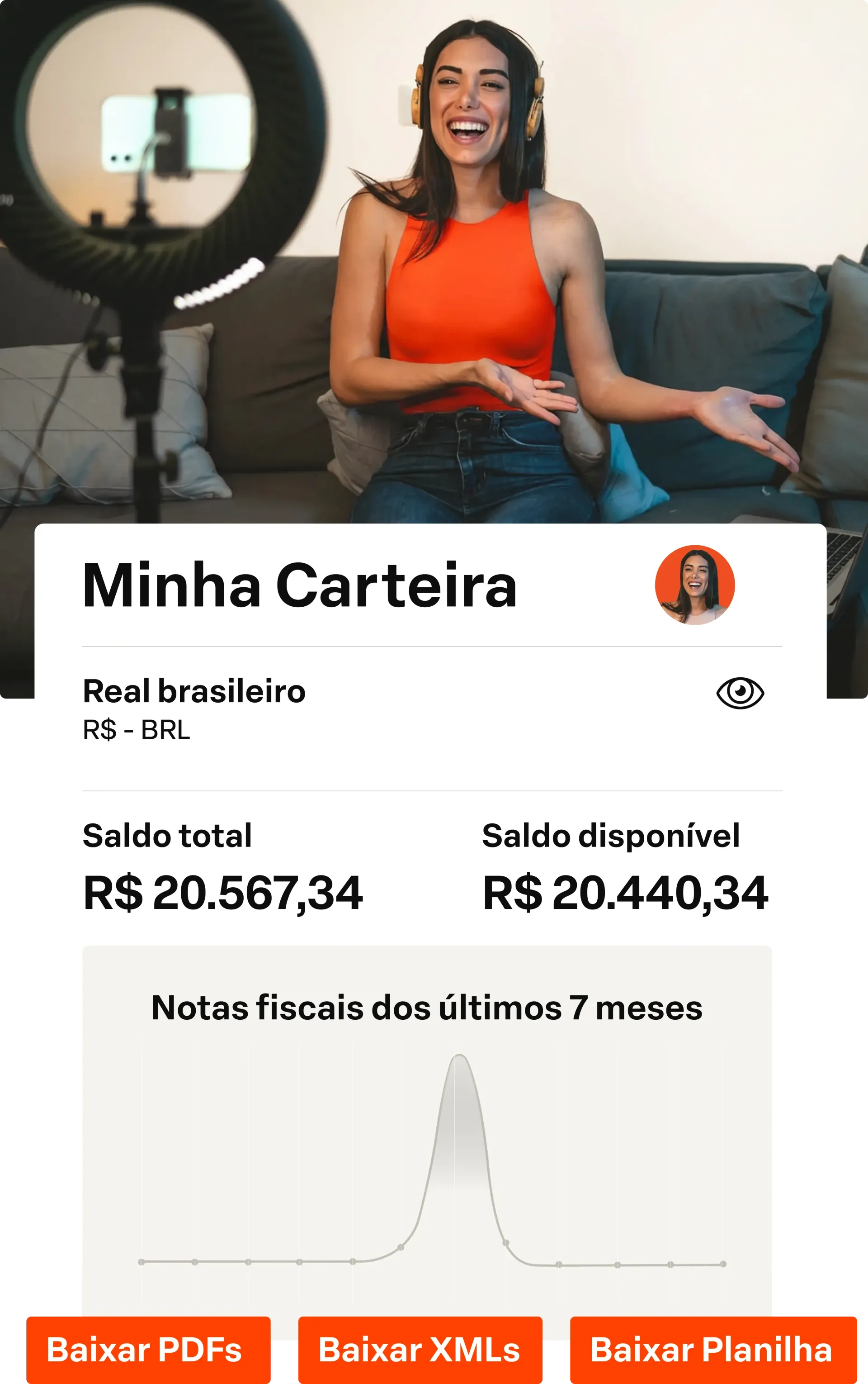 Tela de carteira com saldo total e botões de baixar PDF/XML/HTML, ao lado de uma apresentadora sorrindo.