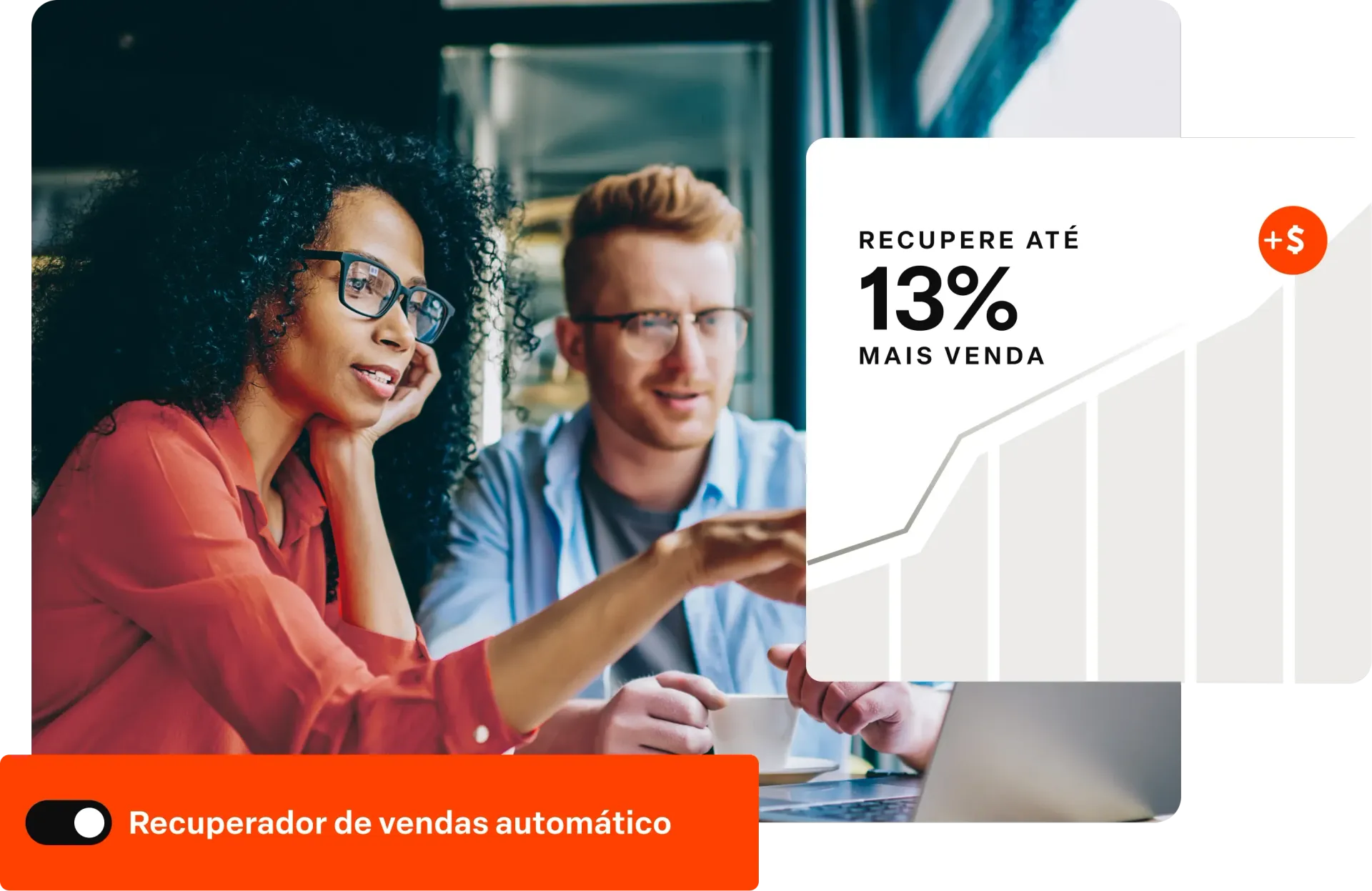 Dois colegas de trabalho sorrindo para um laptop ao lado de um gráfico de crescimento de vendas e a mensagem 