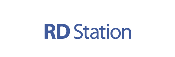 O logotipo da estação rd é azul e branco em um fundo branco.
