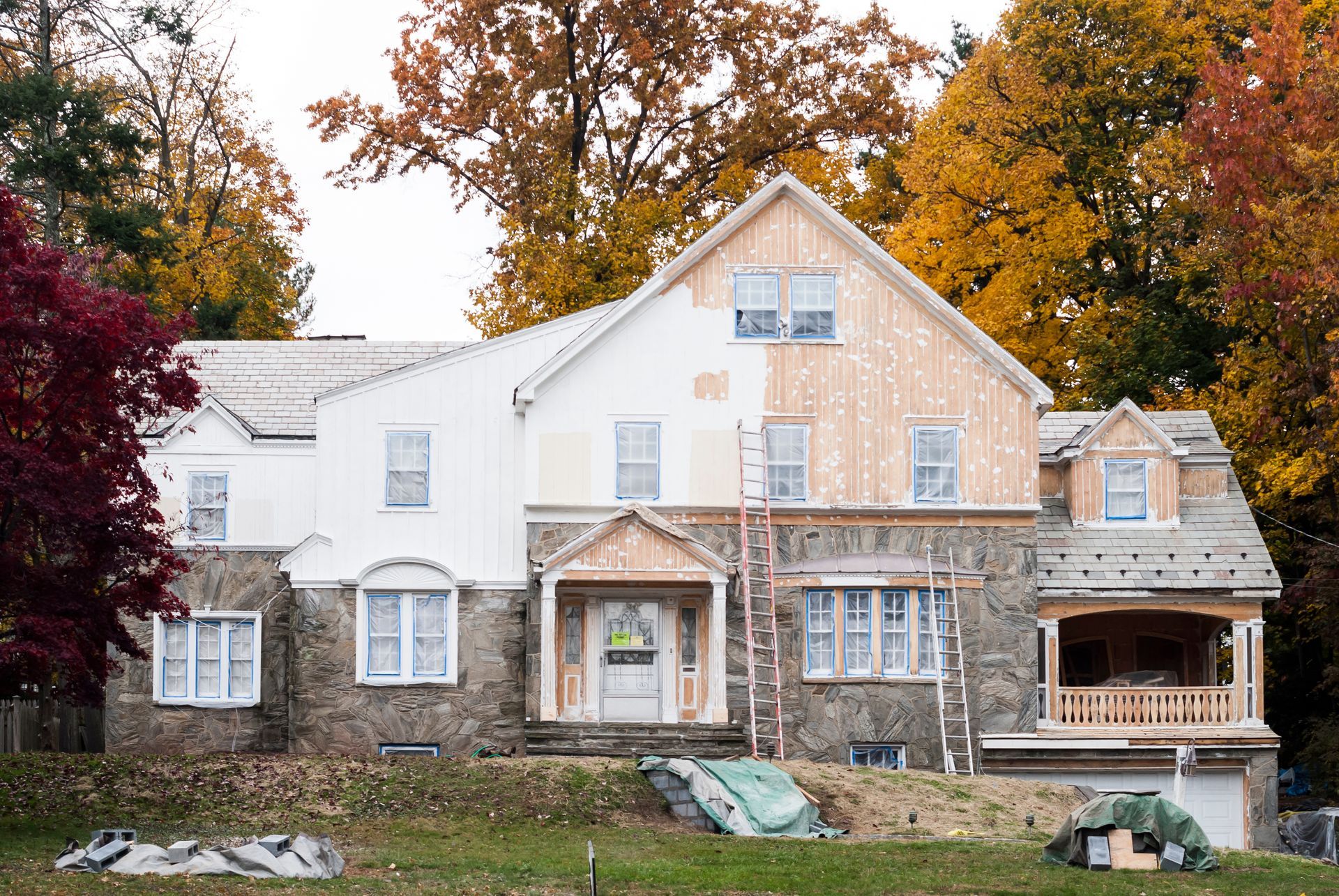 Une grande maison est en cours de rénovation à l'automne