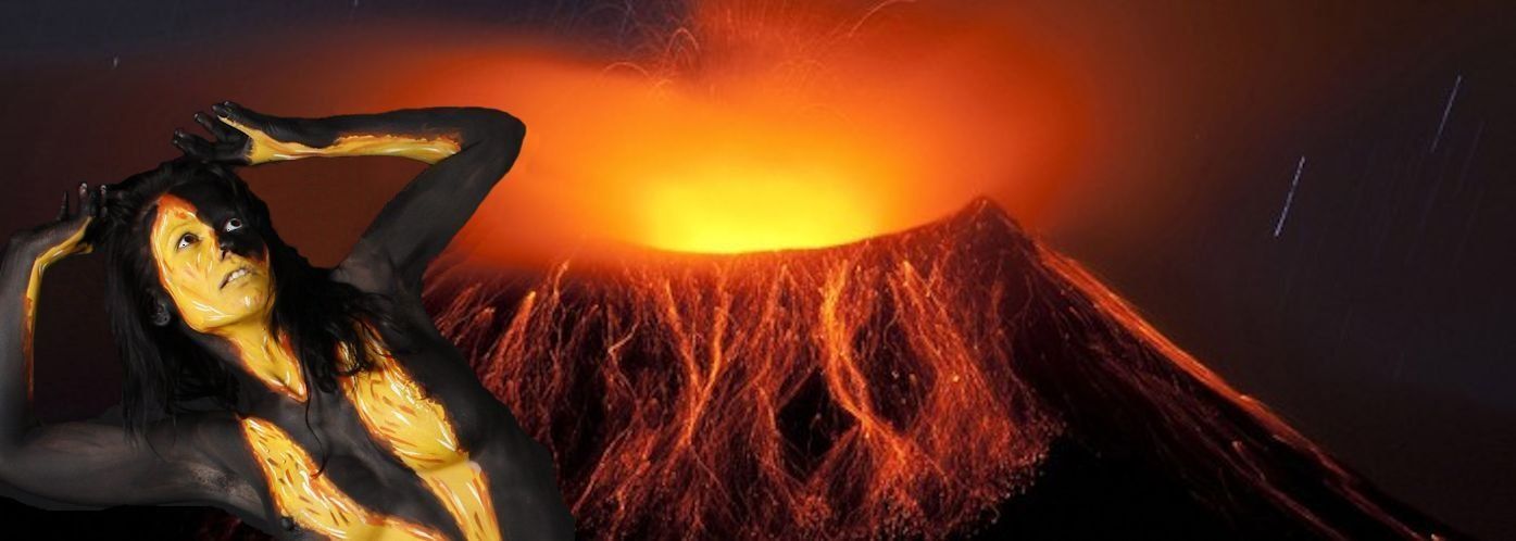Vrouw poseert 's nachts naast een uitbarstende vulkaan, met gloeiende oranje lava en rook.