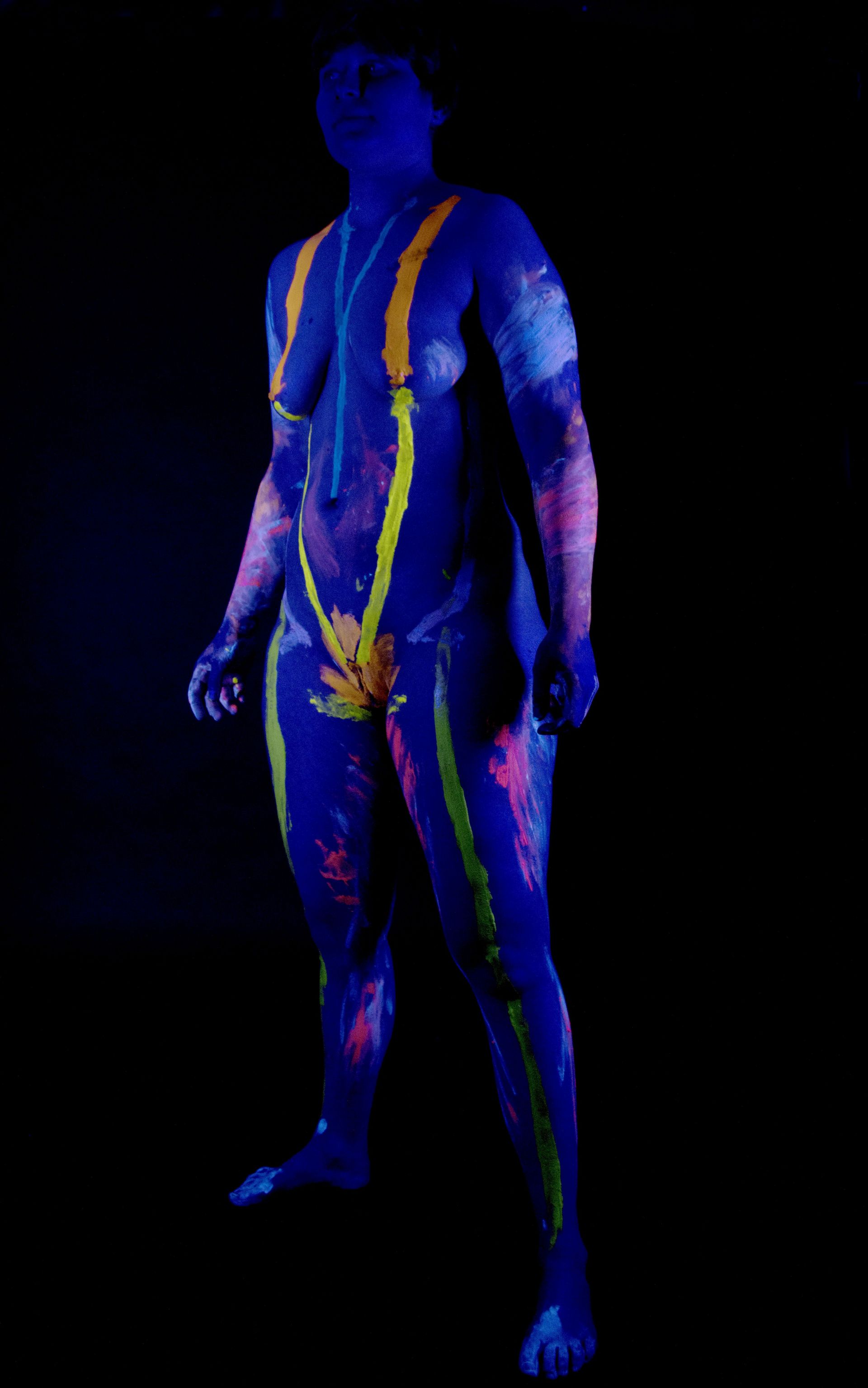 Een volledig 3D-mensfiguur in blauw en paars met gele lijnen op een zwarte achtergrond.