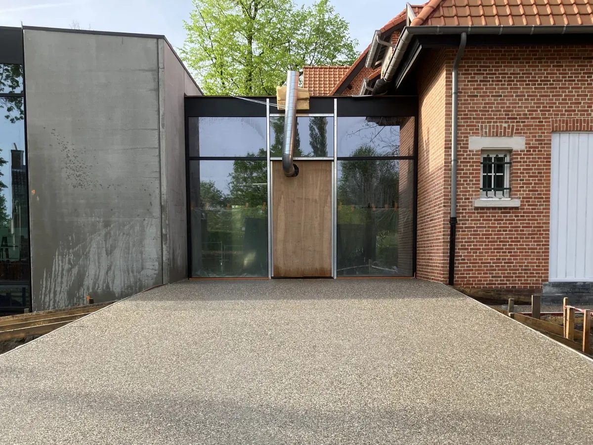 Oprit in gebouchardeerde beton