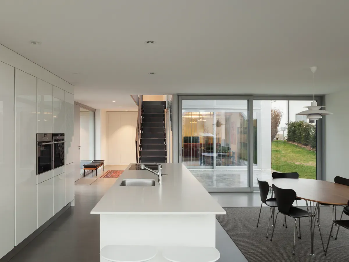 Moderne keuken met betonvloer