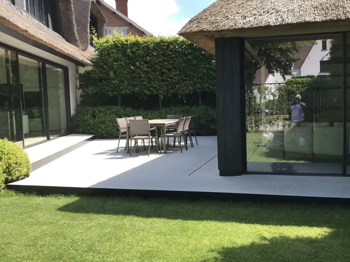 Betonvloer als terras met terrazzo afwerking