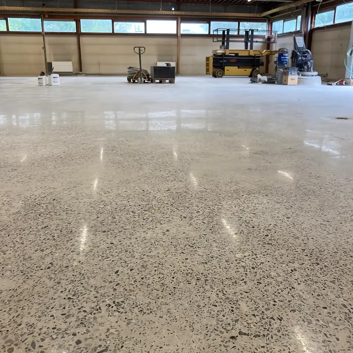 Resultaat na het schuren van een betonvloer