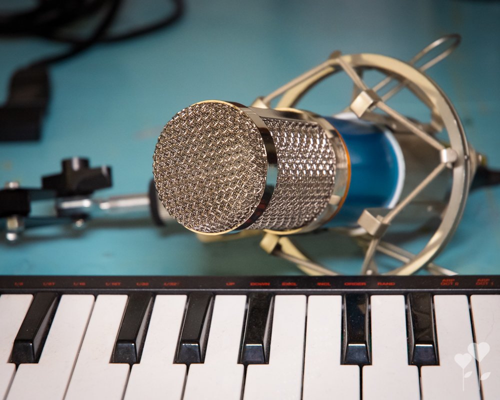 a microphone is sitting on top of a piano keyboard