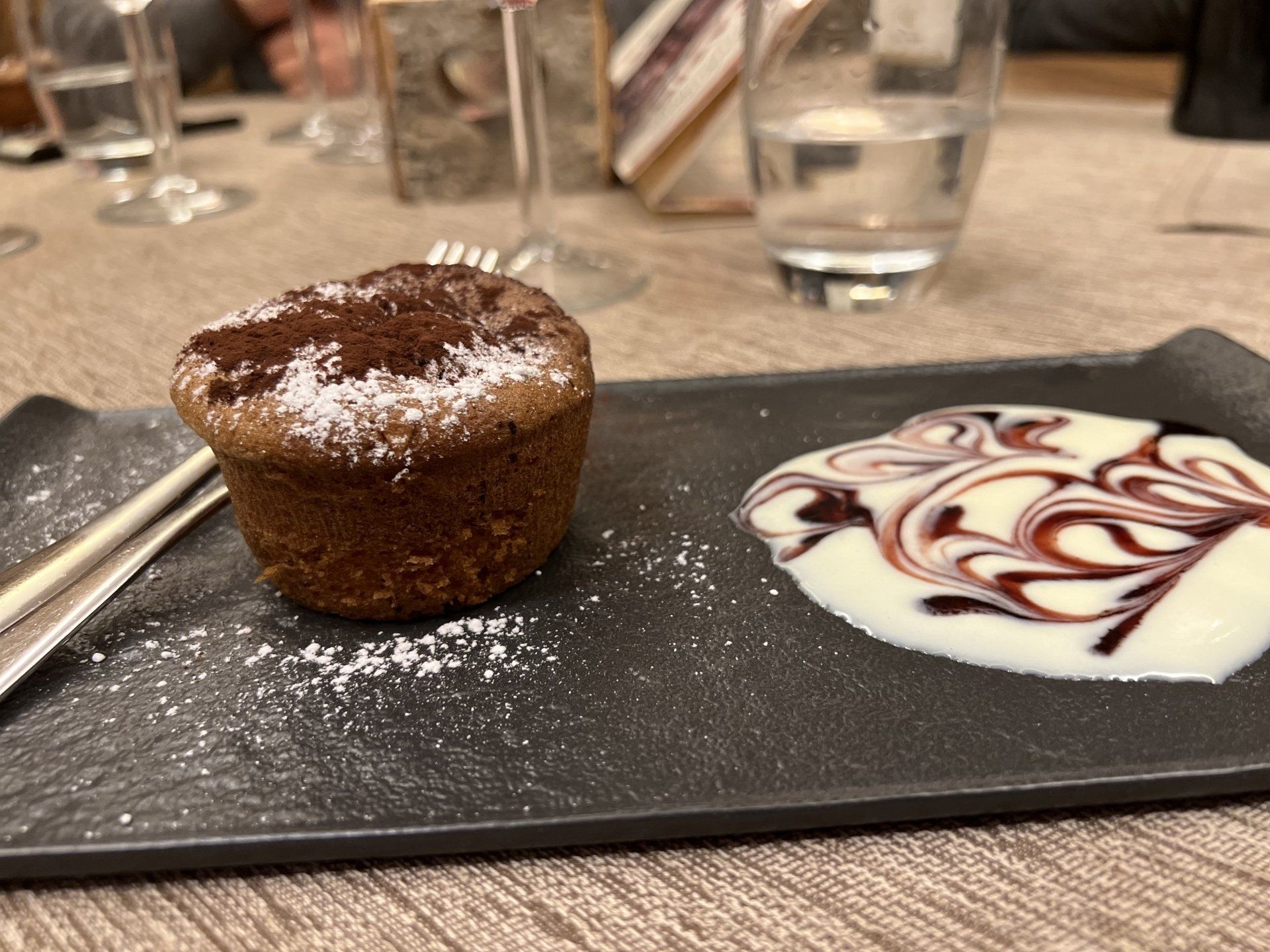 Un primo piano di un dessert su un piatto nero
