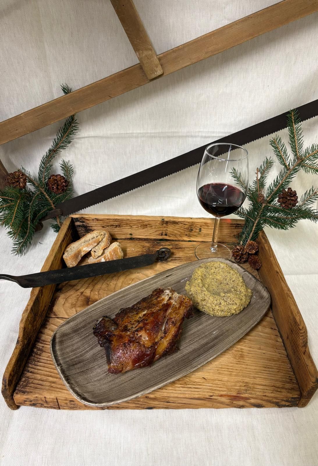 Un piatto di cibo con patatine fritte e una bottiglia di vino su un tavolo.