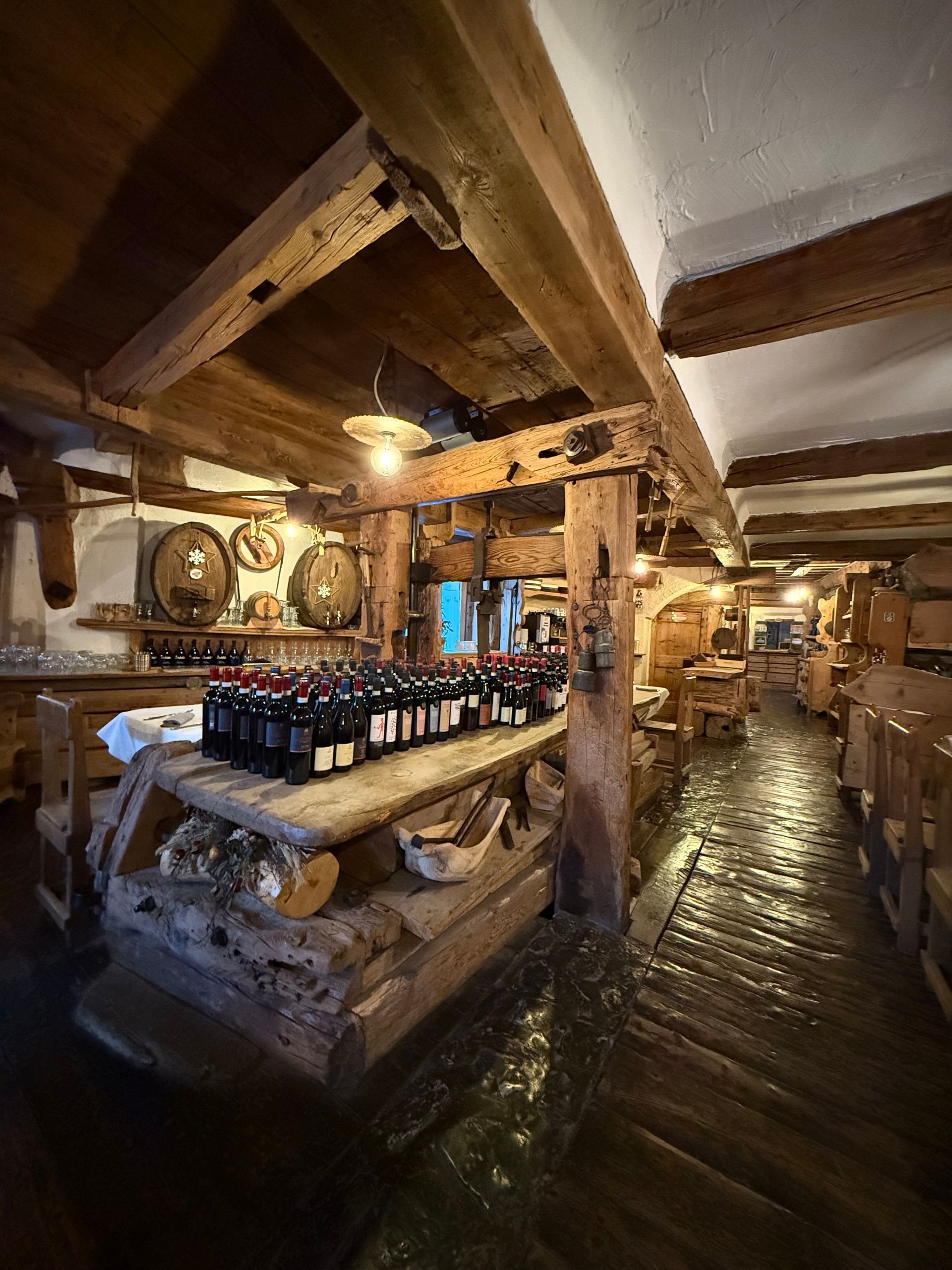 Una stanza di legno con un tavolo e delle sedie
