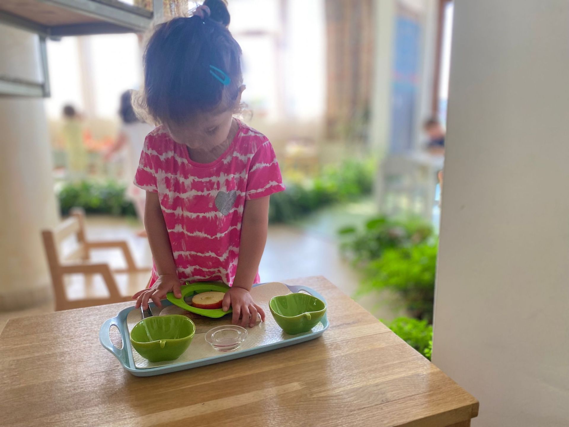 o fetita lucrand cu Materiale 0-3 ani Montessori Cluj la Cresa Montessori Cluj