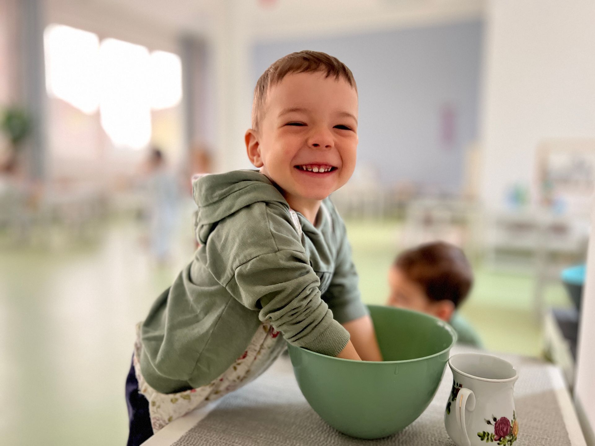 Un baiat lucrand cu Materiale 0-3 ani Montessori Cluj la Cresa Montessori Cluj