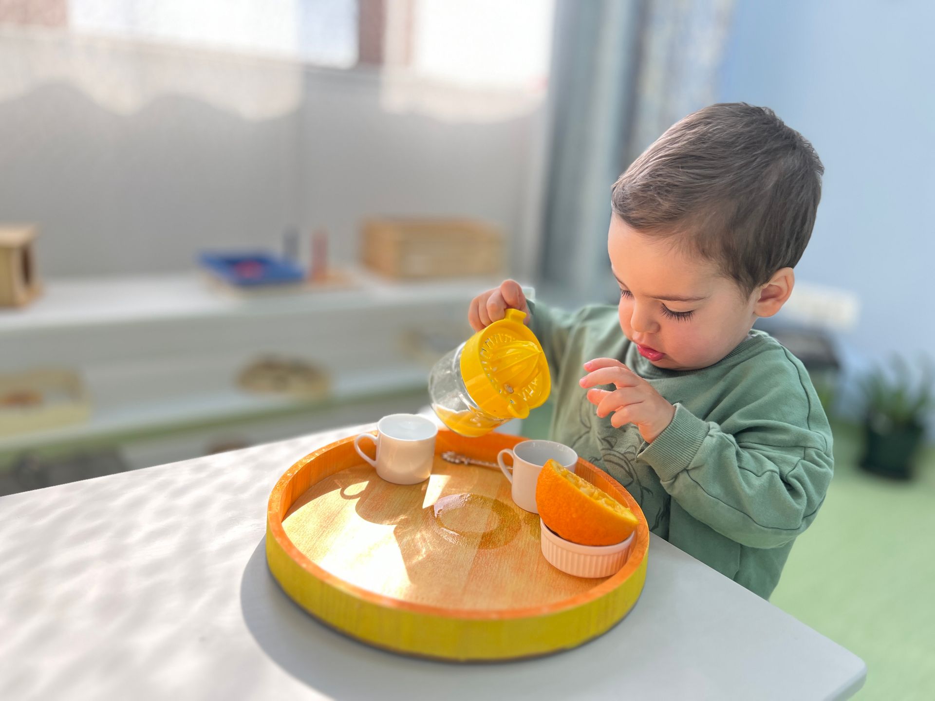 Un baiat lucrand cu Materiale 0-3 ani Montessori Cluj la Cresa Montessori Cluj