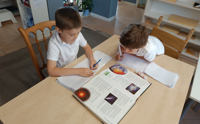 Grup de copii lucrand cu Materiale Montessori senzoriale si de viata practica la 3-6 ani la Gradinita Montessori Cluj
