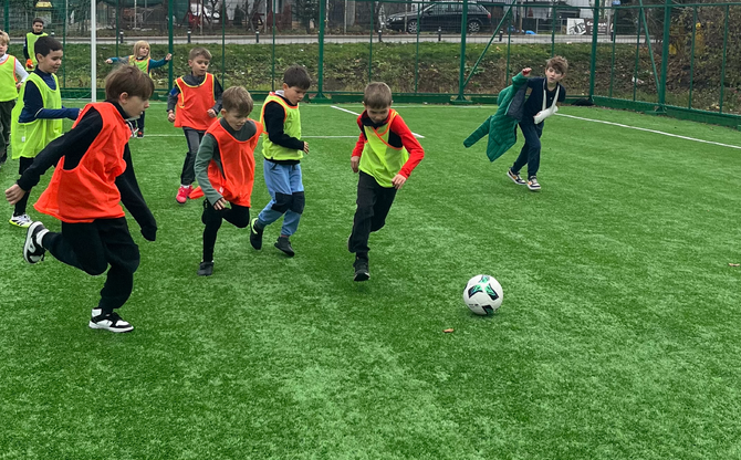 Una dintre curtile Liceului Montessori Cluj special pentru o grupa de gradinita Montessori.
