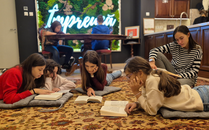 Biblioteca Liceului Montessori Cluj care are peste 10000 de volume.
