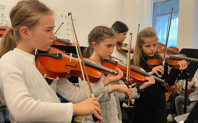 Un adolescent exersand la bass la Liceul Montessori Cluj in una dintre cele 5 sali de muzica