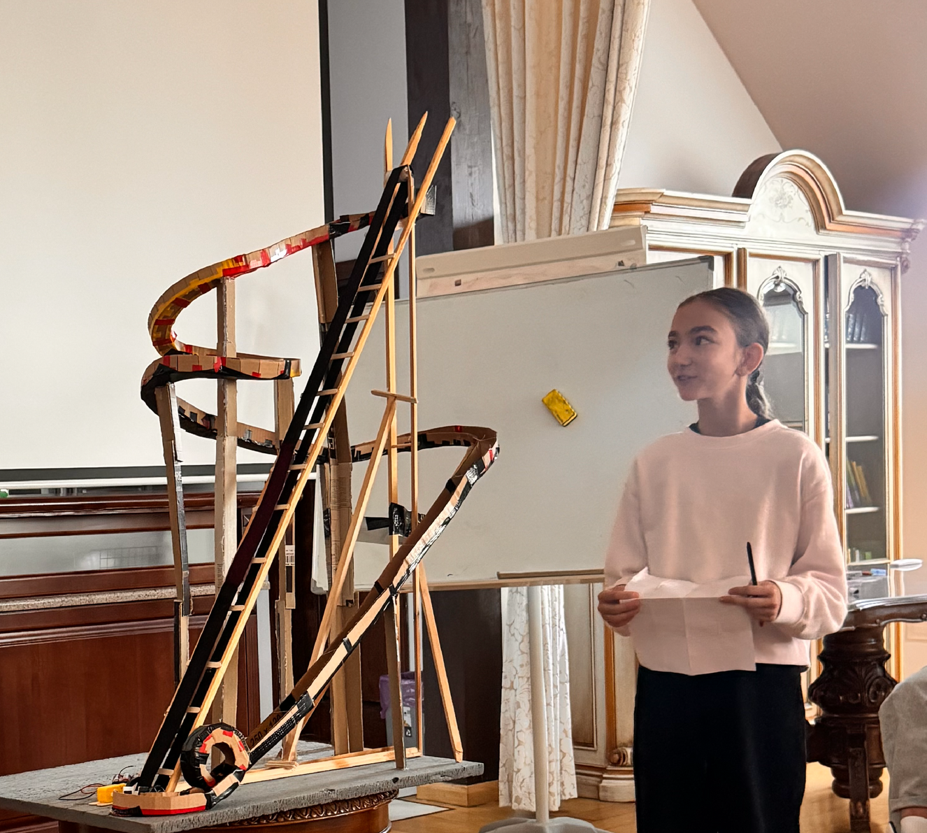 Un baiat de scoala primara lucrand inmultiri cu materiale Montessori la scoala primara a Liceului Montessori Cluj