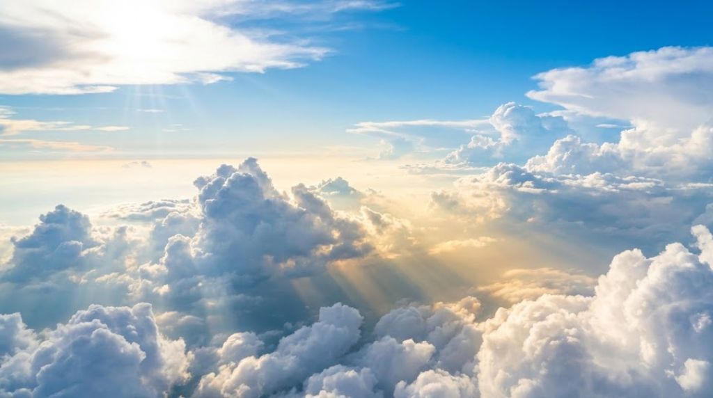 Himmelbestattung – Abschied in der Weite des Himmels Wolkenmeer mit Sonnenstrahlen – Symbolbild für eine Himmelbestattung bei Trauerhilfe Emmerling