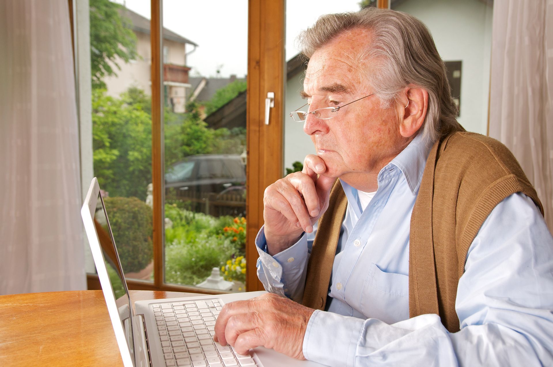 Älterer Mann vor Laptop