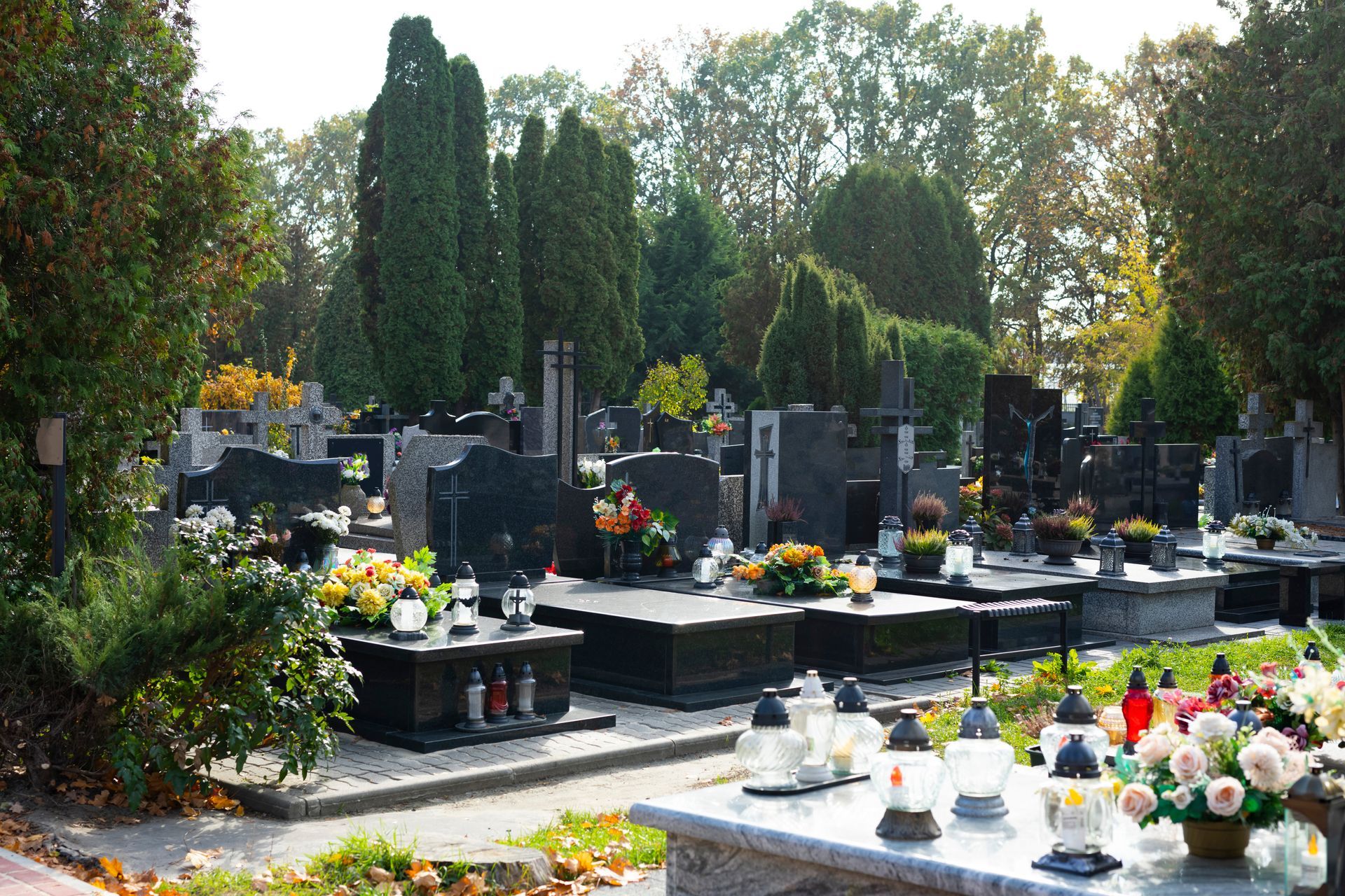 Friedhofsweg mit Grabstätten als Symbol für Erdbestattung