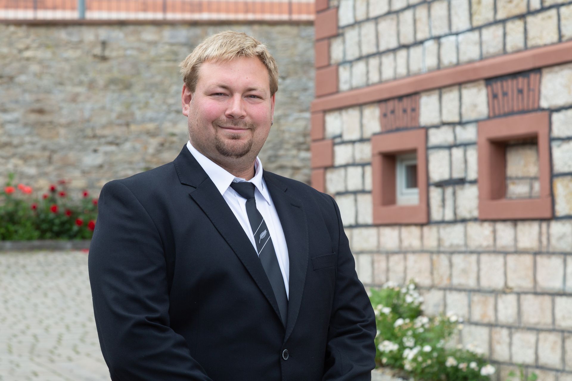 Tim Dölzer begleitet Bestattungen in Großrinderfeld/Gerchsheim und unterstützt Angehörige Tim Dölzer – Bestatter bei Trauerhilfe Emmerling