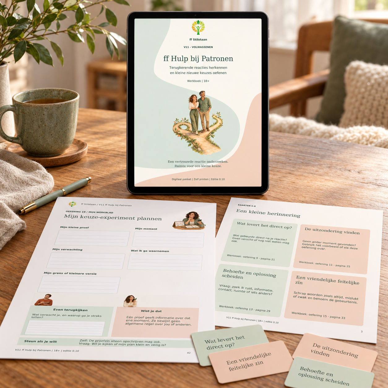 ff Hulp bij Patronen op een tablet, met geprinte werkbladen en herinneringskaarten op een houten tafel.