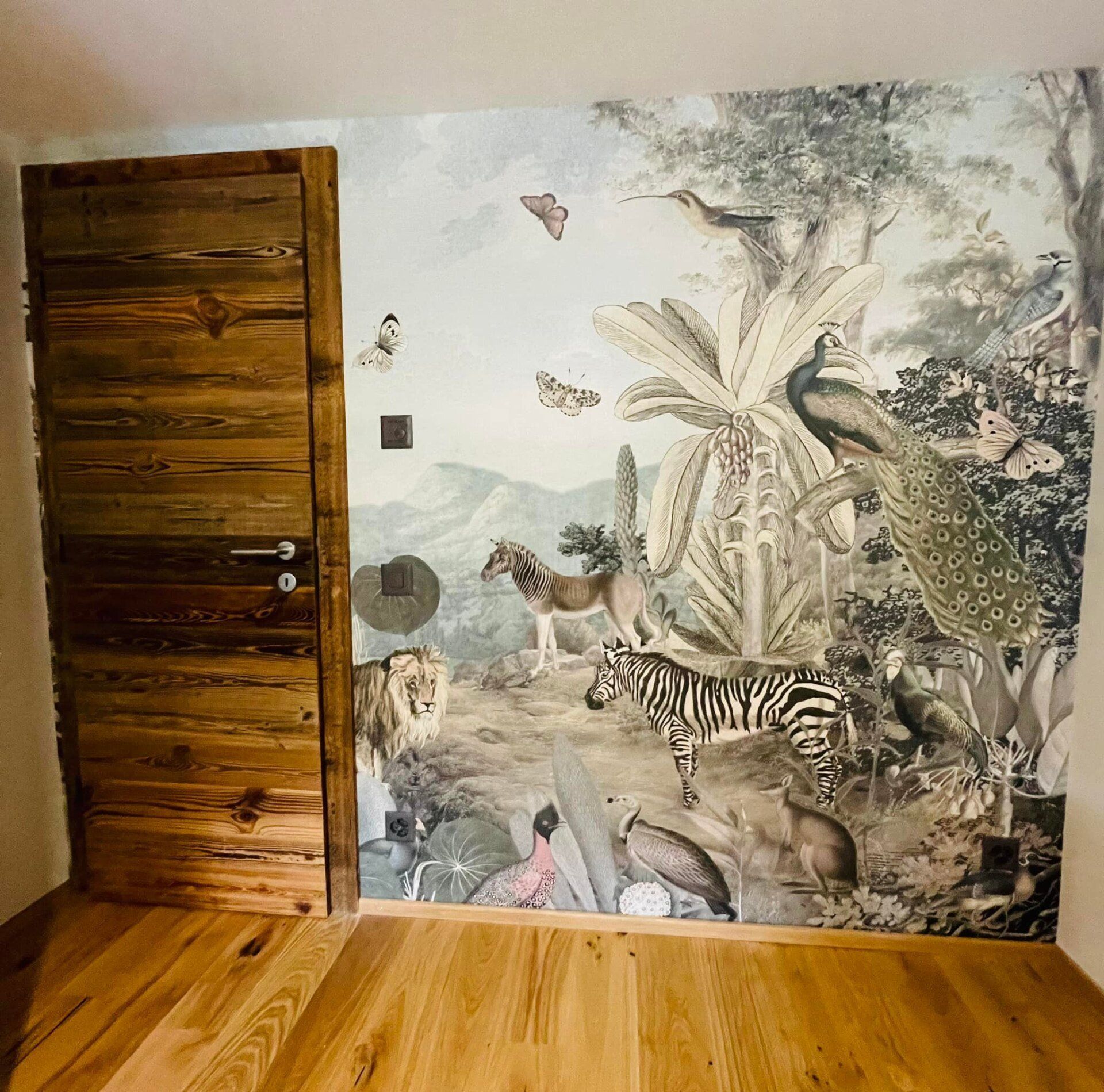 Pièce avec porte en bois et papier peint