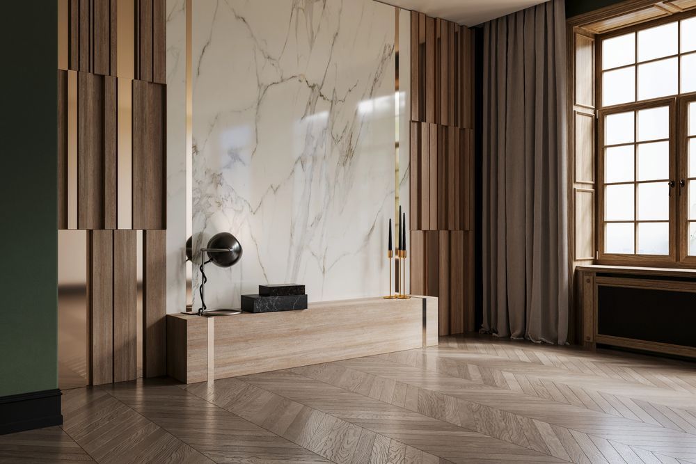 Soggiorno moderno e minimalista con parete decorativa in marmo, pannelli in legno e ampia finestra.