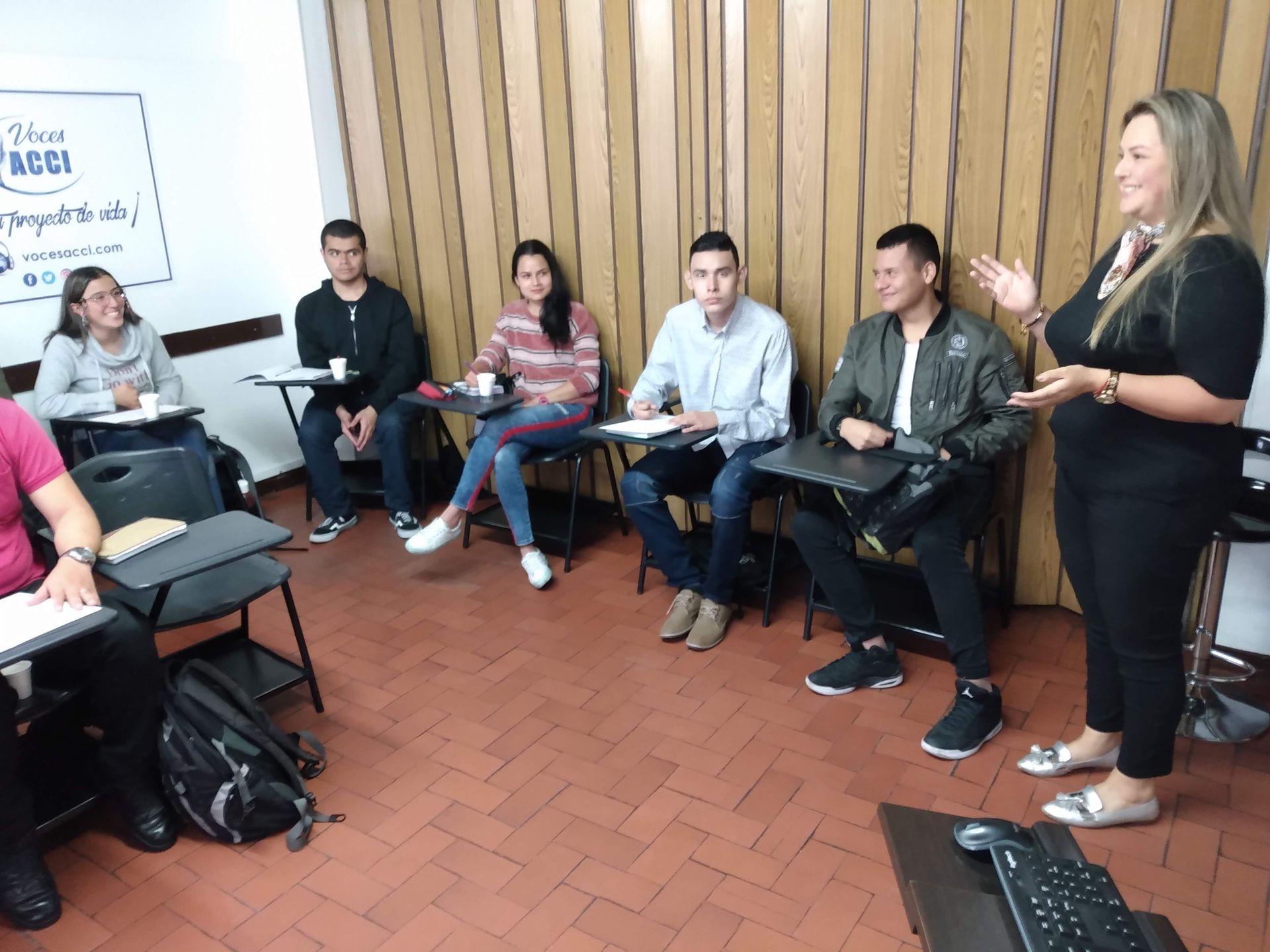 Clase a estudiantes de Comunicación Asertiva
