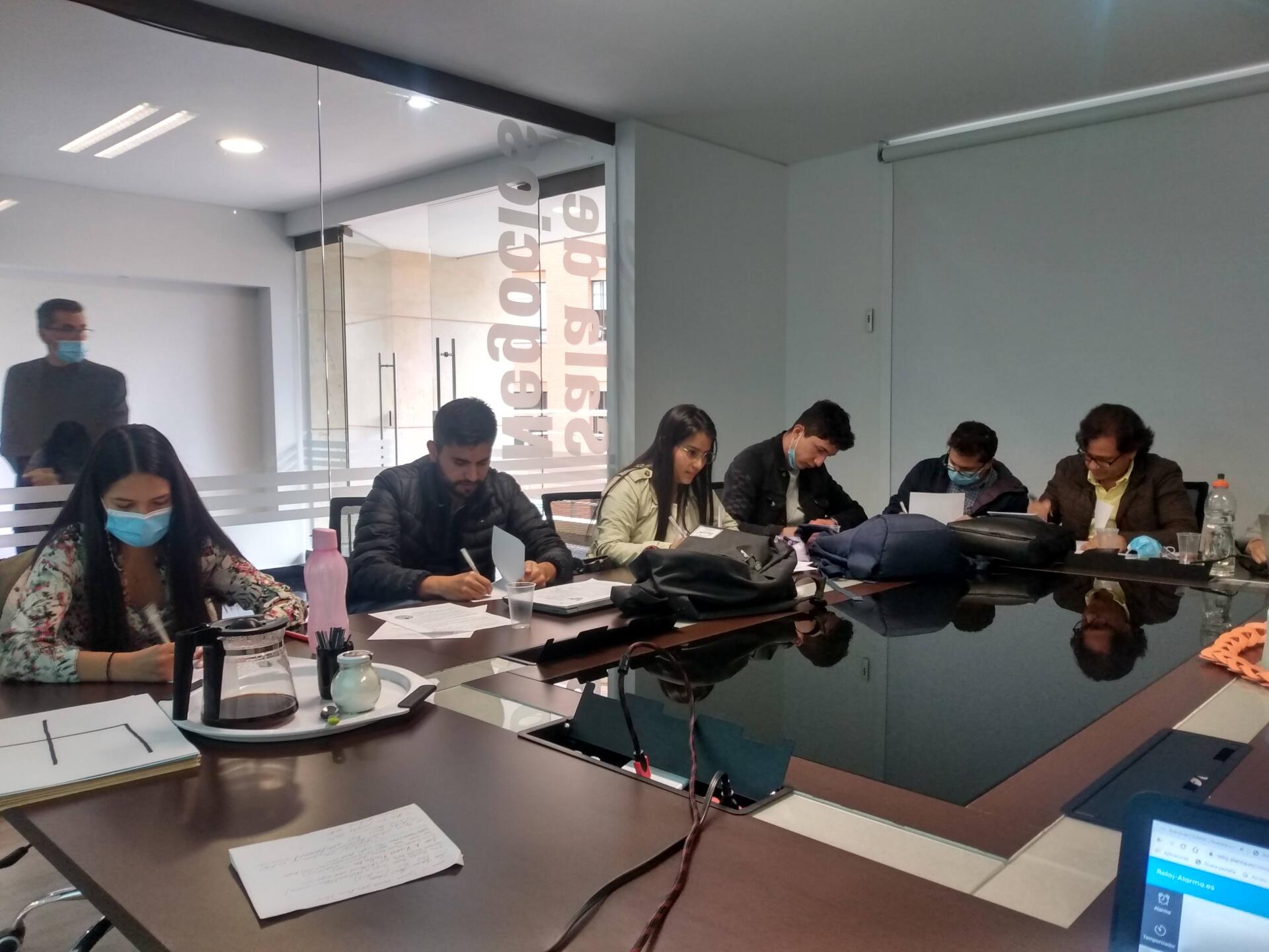 Práctica de actuación vocal para cine y televisión en Bogotá