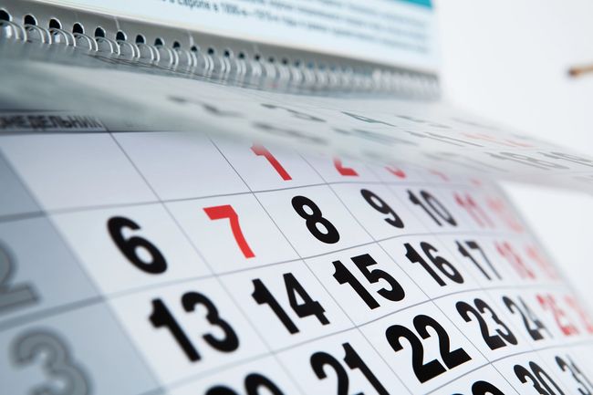 Primo piano di un calendario da scrivania con grandi numeri neri e rossi, tra cui il 6 e il 7.