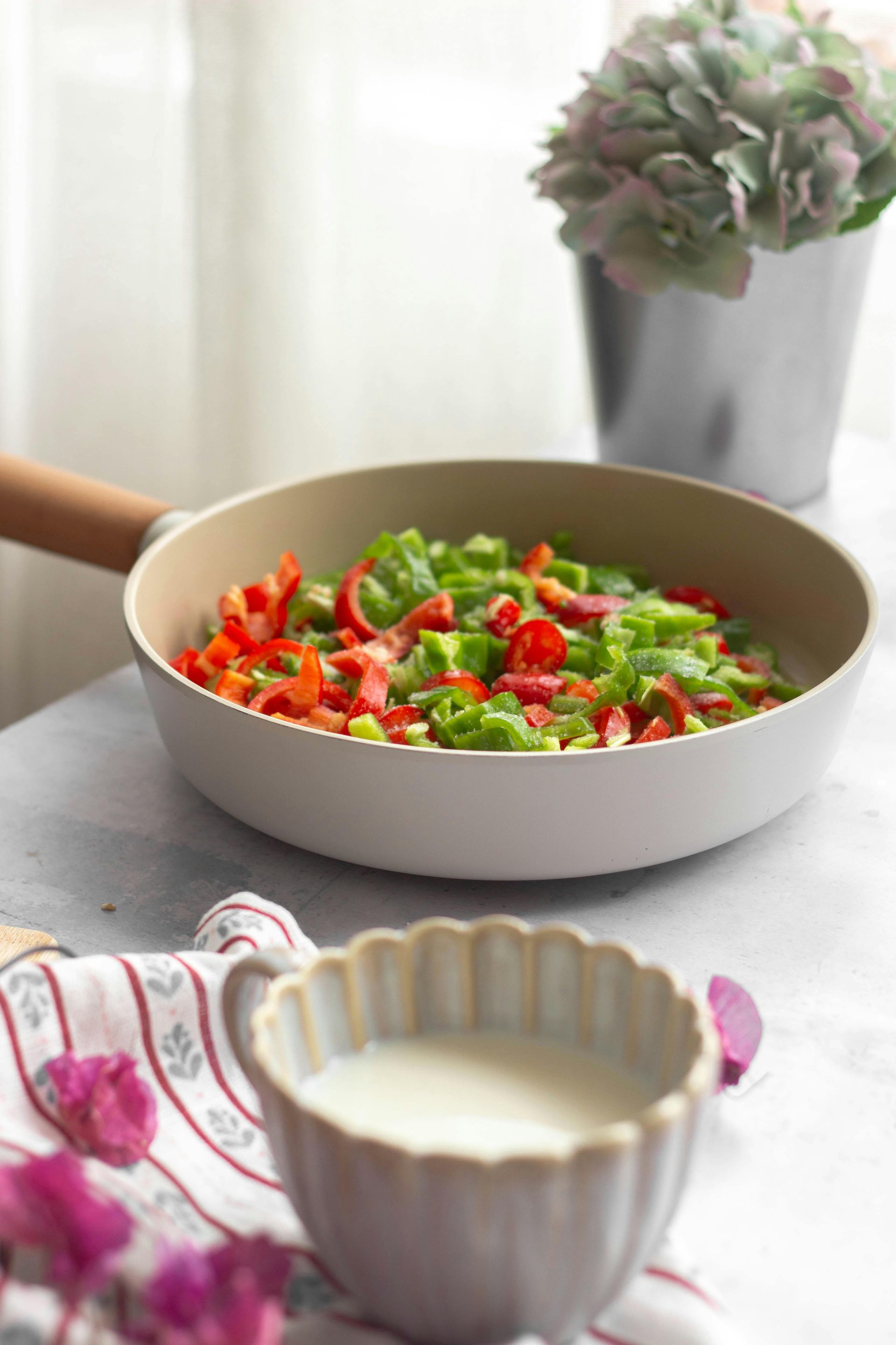 “Gesunde Gemüsepfanne: schnell, lecker. Ideal für Vegetarier, Veganer oder als Beilage zu Fleisch- und Fischgerichten.”