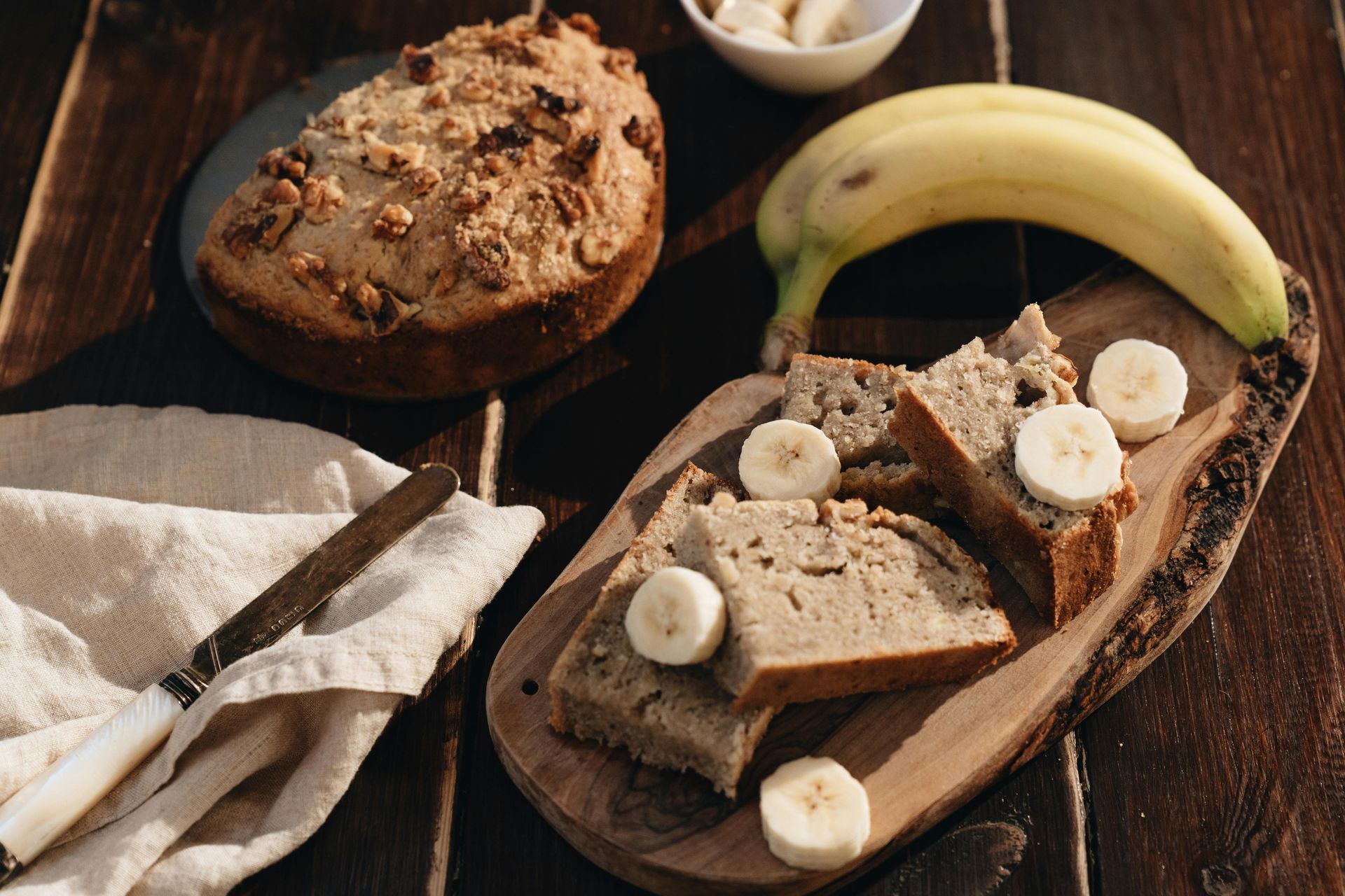 “Saftiges Bananenbrot: einfach, schnell, unwiderstehlich. Perfekt zum Frühstück oder Snack. Mit Tipps für Nüsse und Schoggi.